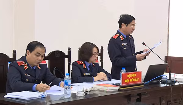 Đại diện Viện Kiểm sát công bố bản cáo trạng. Đại diện Viện Kiểm sát công bố bản cáo trạng.