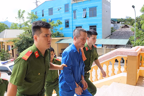 Bị cáo Bùi Văn Xuân được dẫn giải đến phiên tòa xét xử.