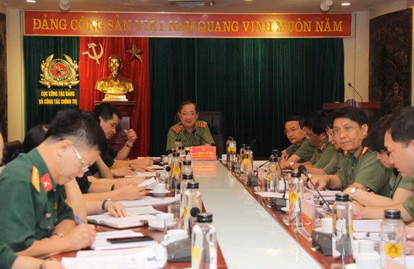 Thứ trưởng Nguyễn Văn Thành điều hành thảo luận tại buổi làm việc.