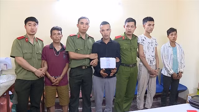 Các đối tượng và tang vật thu giữ.