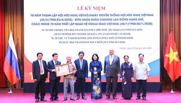 Phó Chủ tịch nước Đặng Thị Ngọc Thịnh với tập thể Hội Hữu nghị Việt-Xô. Ảnh: TTXVN.