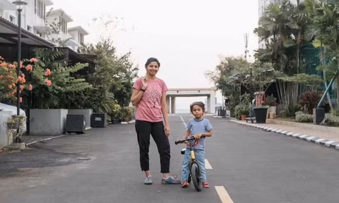 Fazila Kapasi và con trai vui chơi ở Cosmo Park.
