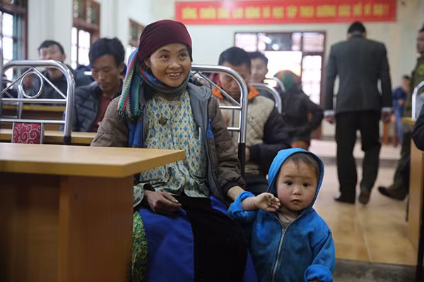 Chị Thào Thị Sinh cùng cháu Sính vui mừng khi nhận quà Tết sớm.