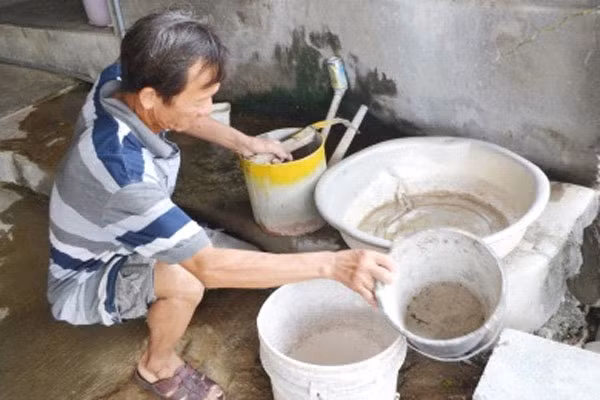 Vôi bám dày dưới đáy các vật dụng chứa nước tại gia đình ông Tạ Văn Hương. Vôi bám dày dưới đáy các vật dụng chứa nước tại gia đình ông Tạ Văn Hương.