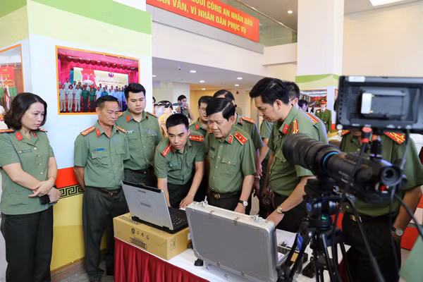 Thứ trưởng Nguyễn Văn Sơn và các đại biểu tham quan gian trưng bày phương tiện, trang thiết bị kỹ thuật… phục vụ công tác, chiến đấu của lực lượng CAND. Thứ trưởng Nguyễn Văn Sơn và các đại biểu tham quan gian trưng bày phương tiện, trang thiết bị kỹ thuật… phục vụ công tác, chiến đấu của lực lượng CAND.