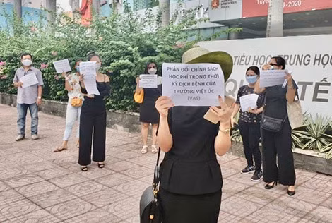 Nhiều phụ huynh kéo đến trường phản đối việc thu học phí mùa dịch của Trường Dân lập Quốc tế Việt - Úc (TP Hồ Chí Minh) ngày 5-5-2020.