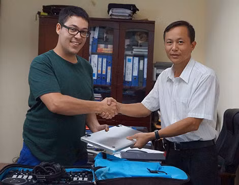 Thượng tá Ngô Văn Đáp trao lại tài sản mất trộm cho một du khách ngoại quốc. Thượng tá Ngô Văn Đáp trao lại tài sản mất trộm cho một du khách ngoại quốc.