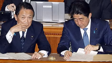 Ông Aso cùng ông Abe.