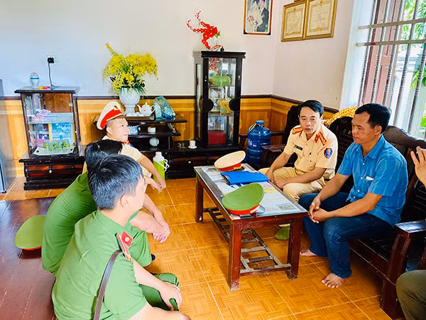 Công an huyện Đông Sơn thăm hỏi, động viên gia đình bé V.