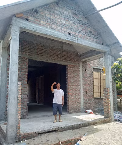 Ông Thắng trước ngôi nhà đang xây dựng.