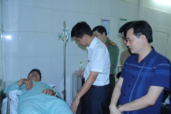 Thăm hỏi đồng chí Thượng úy Nguyễn Văn Hiếu.