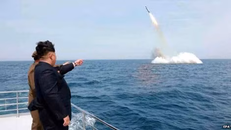Chủ tịch CHDCND TRiều Tiên Kim Jong-un luôn dành sự quan tâm cao cho các vụ thử vũ khí. Ảnh: EPA.