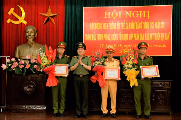 Lãnh đạo Công an tỉnh Nam Định khen thưởng các đơn vị có thành tích xuất sắc.