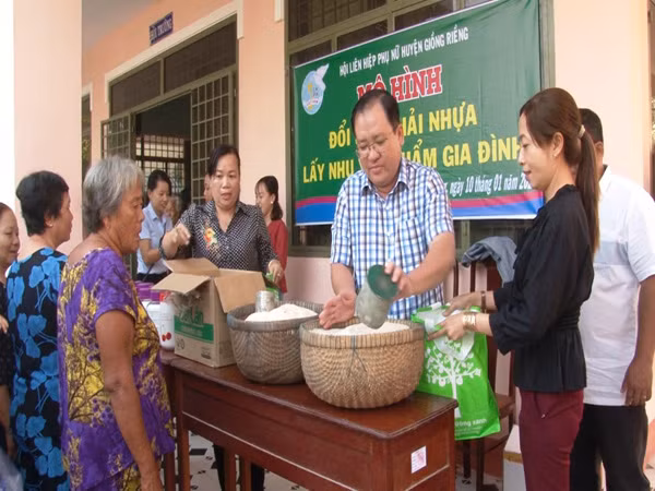 Đông đảo hội viên, phụ nữ, người dân tham gia chương trình “đổi rác thải nhựa lấy nhu yếu phẩm”. Đông đảo hội viên, phụ nữ, người dân tham gia chương trình “đổi rác thải nhựa lấy nhu yếu phẩm”.