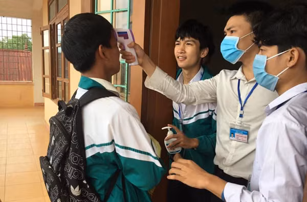 Các trường học kiểm tra sức khỏe của học sinh vào đầu buổi học.