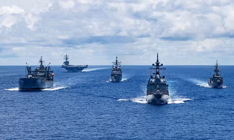 Tàu sân bay Mỹ USS Ronald Reagan cùng các chiến hạm Nhật Bản và Úc diễn tập trên biển Philippines ngày 21-7.