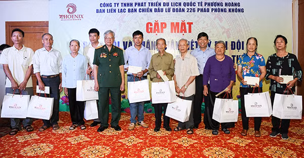Ông Nguyễn Văn Hùng, Chủ tịch Công ty Phượng Hoàng (thứ 4 từ trái qua) tặng quà các cựu binh và thân nhân liệt sỹ Lữ đoàn 226 (tháng 9-2019).