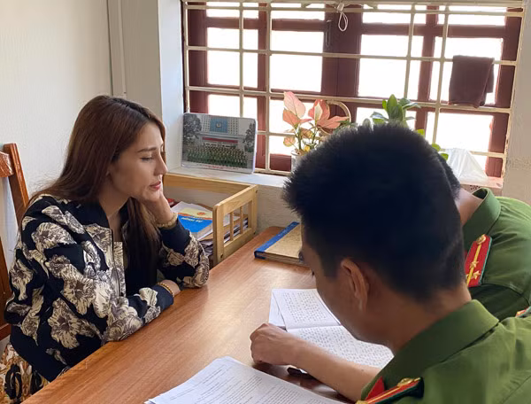 "Tú bà" Cao Thị Ninh tại cơ quan Công an.