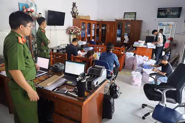 Cán bộ, chiến sĩ Văn phòng Cơ quan CSĐT Công an tỉnh Đắk Nông tham gia khám xét nơi làm việc của một đối tượng trong đường dây sản xuất, buôn bán xăng giả quy mô lớn.