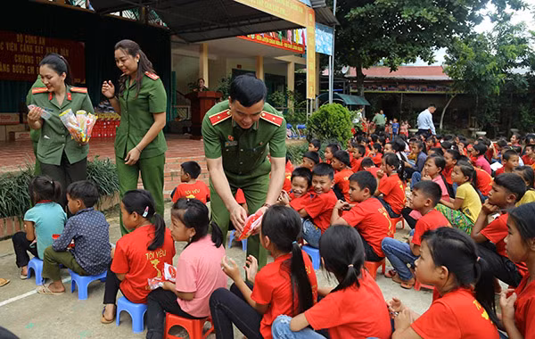Thiếu tướng, GS.TS Nguyễn Đắc Hoan, Phó Giám đốc Học viện cùng đoàn thiện nguyện trao quà tận tay cho các em học sinh trường Tiểu học Nậm Nèn.