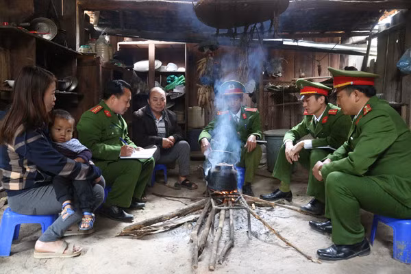 Công an Nghệ An xuống bản, gắn bó mật thiết với nhân dân. Ảnh: CTV.