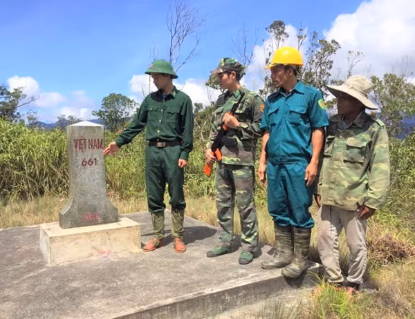 Già làng Quỳnh Nghề (ngoài cùng bên phải) trong chuyến tuần tra đường biên, cột mốc tuyến biên giới Việt – Lào.