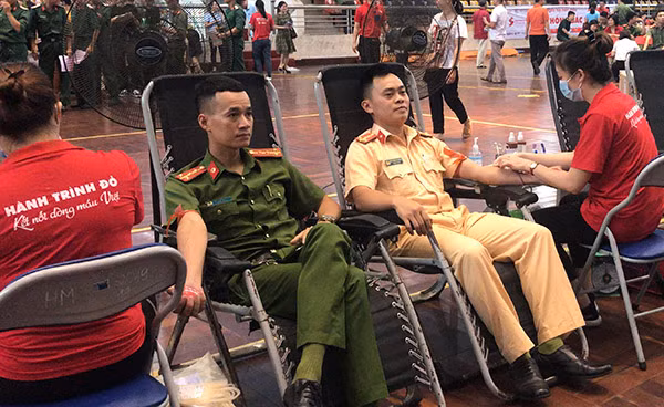 CBCS Công an tỉnh Bắc Kạn tham gia hiến máu.