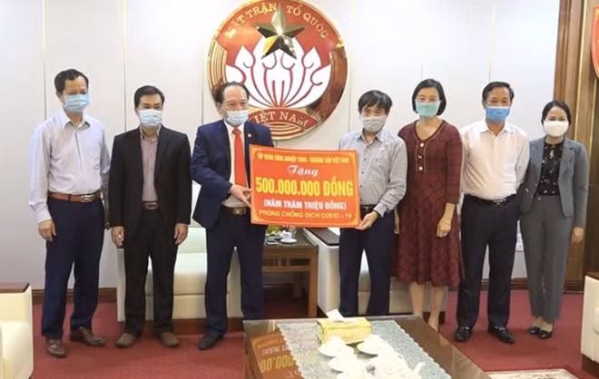 Tập đoàn TKV trao tặng Ủy ban MTTQ Việt Nam tỉnh Bắc Giang 500 triệu đồng.