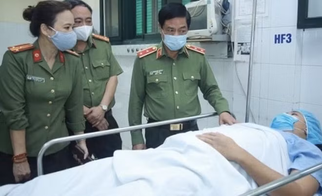 Trung tướng Đoàn Duy Khương, Giám đốc CATP Hà Nội đến thăm, động viên Trung uý Trần Tuấn Anh.
