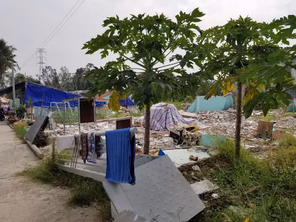 Một hộ dân dựng lều bạt ở lại sau khi mua phải căn nhà xây dựng không phép bị phường tháo dỡ.