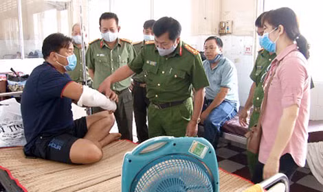 Đại tá Lưu Thành Tín, Phó Giám đốc Công an tỉnh Kiên Giang thăm hỏi cán bộ chiến sĩ bị thương khi làm nhiệm vụ.