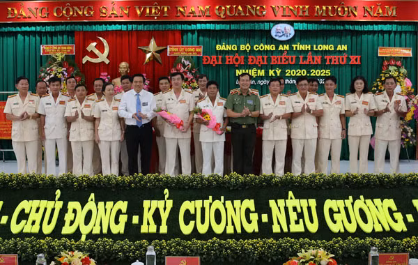 Thứ trưởng Lê Tấn Tới và Bí thư Tỉnh ủy Phạm Văn Rạnh cùng Ban chấp hành Đảng bộ Công an tỉnh Long An nhiệm kỳ 2020 - 2025.