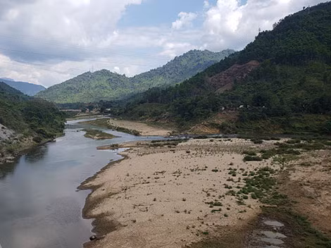 Bến Giằng trước đây sông sâu, nước chảy xiết, giờ đây thu hẹp, chỉ còn là dòng nước nhỏ.