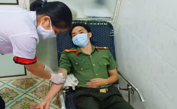 Trung úy Phạm Hữu Long trực tiếp hiến máu tại Bệnh viện đa khoa huyện Mường Lát.