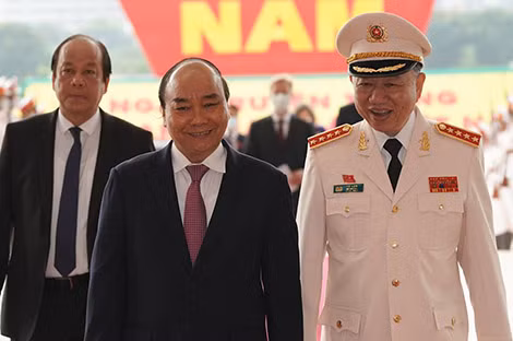 Thủ tướng Nguyễn Xuân Phúc và Bộ trưởng Tô Lâm tại Lễ kỷ niệm 75 năm truyền thống Lực lượng CAND.