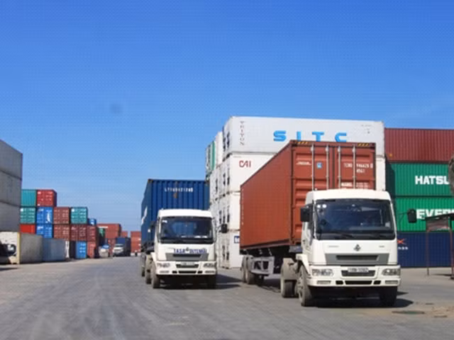 Vận tải ôtô đảm nhiệm hơn 70% tổng khối lượng vận chuyển hàng hoá.