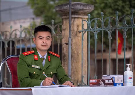 Thiếu úy Nguyễn Anh Tuấn trực tại cổng Phòng khám Đa khoa khu vực Quang Hà.