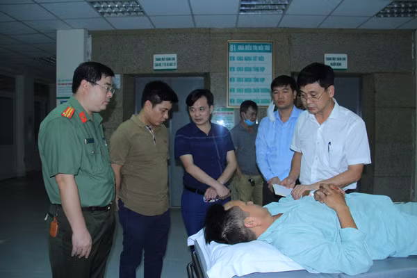 Lãnh đạo Công an tỉnh thăm hỏi đồng chí Trần Quốc Mạnh.