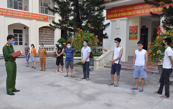 8 đối tượng tham gia đánh bạc tại nhà Nguyễn Viết Duy ở xã Cẩm Phúc, huyện Cẩm Giàng, Hải Dương bị bắt ngày 22/8.