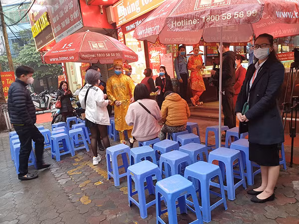 Lo ngại dịch bệnh, không còn cảnh chen chúc mua bán vàng ngày Vía Thần tài. Lo ngại dịch bệnh, không còn cảnh chen chúc mua bán vàng ngày Vía Thần tài.
