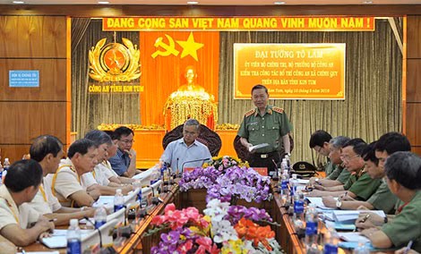 Bộ trưởng Tô Lâm kiểm tra công tác bố trí công an xã chính quy tại Kon Tum. Ảnh: CTV.