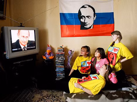 Giới trẻ Nga bày tỏ tình cảm yêu mến đối với Tổng thống Putin. Ảnh: featureshoot.