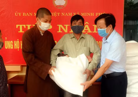 Anh Nguyễn Văn Phong (một mình nuôi hai con nhỏ) đến nhận gạo.