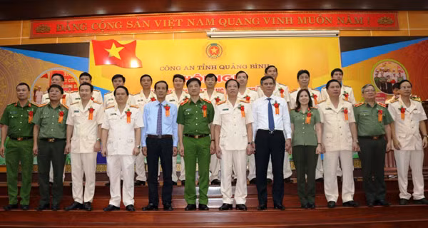 Thứ trưởng Nguyễn Duy Ngọc và lãnh đạo tỉnh Quảng Bình chụp ảnh với Ban Giám đốc và cán bộ, chiến sỹ Công an Quảng Bình. Thứ trưởng Nguyễn Duy Ngọc và lãnh đạo tỉnh Quảng Bình chụp ảnh với Ban Giám đốc và cán bộ, chiến sỹ Công an Quảng Bình.