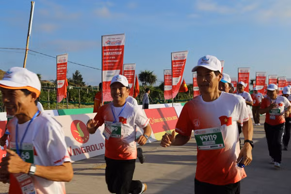 Các đại biểu, lãnh đạo địa phương và ban tổ thức tham gia chạy đồng hành, hưởng ứng Marathon Tiền Phong 2020.