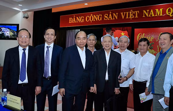Thủ tướng Nguyễn Xuân Phúc và các đại biểu tại buổi gặp mặt. Ảnh: TTXVN. Thủ tướng Nguyễn Xuân Phúc và các đại biểu tại buổi gặp mặt. Ảnh: TTXVN.