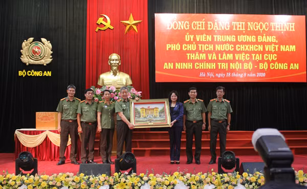 Phó Chủ tịch nước Đặng Thị Ngọc Thịnh tặng bức tranh cho Cục ANCTNB. Phó Chủ tịch nước Đặng Thị Ngọc Thịnh tặng bức tranh cho Cục ANCTNB.