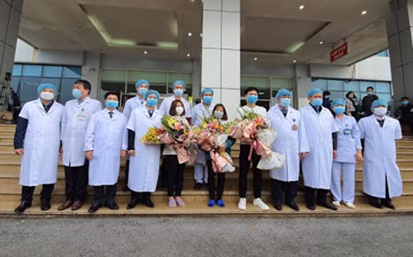 Niềm vui của tập thể y, bác sỹ và bệnh nhân COVID-19 khi được xuất viện. Niềm vui của tập thể y, bác sỹ và bệnh nhân COVID-19 khi được xuất viện.