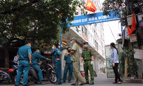 Công an phường 14 được tăng cường đến khu Chung cư Hòa Bình lập chốt chặn 3 cổng ra vào chung cư, đảm bảo ANTT.