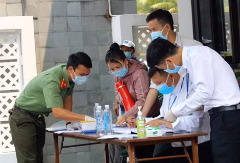 Cán bộ chiến sĩ Công an ngày đêm túc trực, đảm bảo an ninh trật tự tại khu vực lưu trú.